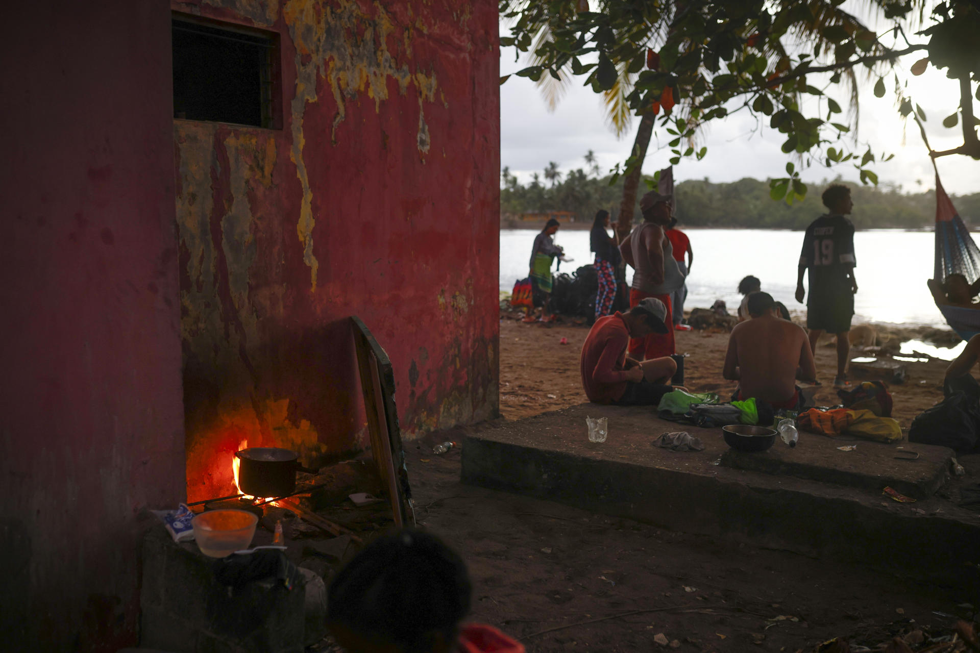 Fotografía del 7 de marzo de 2025 de migrantes venezolanos esperando para abordar un barco que los lleve a la frontera con Colombia desde el puerto de Miramar en Colón (Panamá). EFE/ Bienvenido Velasco