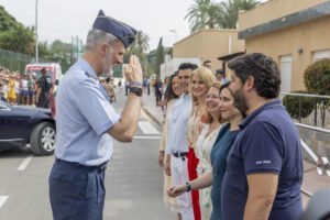 El rey Felipe VI (i) saluda a la presidenta de la Comunidad de Madrid, Isabel Díaz Ayuso (2d), a su llegada al festival aéreo ‘Aire 2025’, que conmemora el 40 aniversario de la Patrulla Águila y que reúne a las mejores patrullas acrobáticas de Europa, este domingo en San Jaiver (Murcia). EFE/ Marcial Guillén