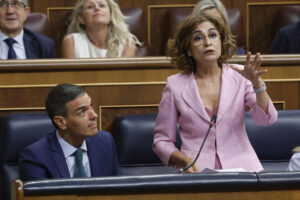 La vicepresidenta primera del Gobierno y ministra de Hacienda, María Jesús Montero, durante su intervención en la sesión de control al Ejecutivo este miércoles en el Congreso. EFE/ Juan Carlos Hidalgo