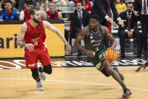 El ya exescolta montenegrino de UCAM Murcia Nemanja Radovic (i) en un partido de esta temporada. EFE/Marcial Guillén