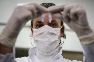 Fotografía de archivo del 21 de mayo de 2020 de una científica en un laboratorio del Consejo Nacional de Investigaciones Científicas y Técnicas (Conicet) en Buenos Aires (Argentina). EFE/ Juan Ignacio Roncoroni