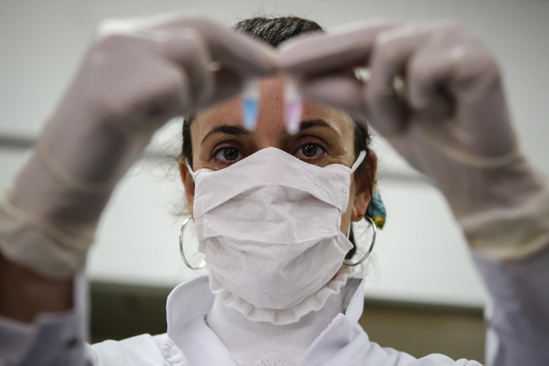 Fotografía de archivo del 21 de mayo de 2020 de una científica en un laboratorio del Consejo Nacional de Investigaciones Científicas y Técnicas (Conicet) en Buenos Aires (Argentina). EFE/ Juan Ignacio Roncoroni