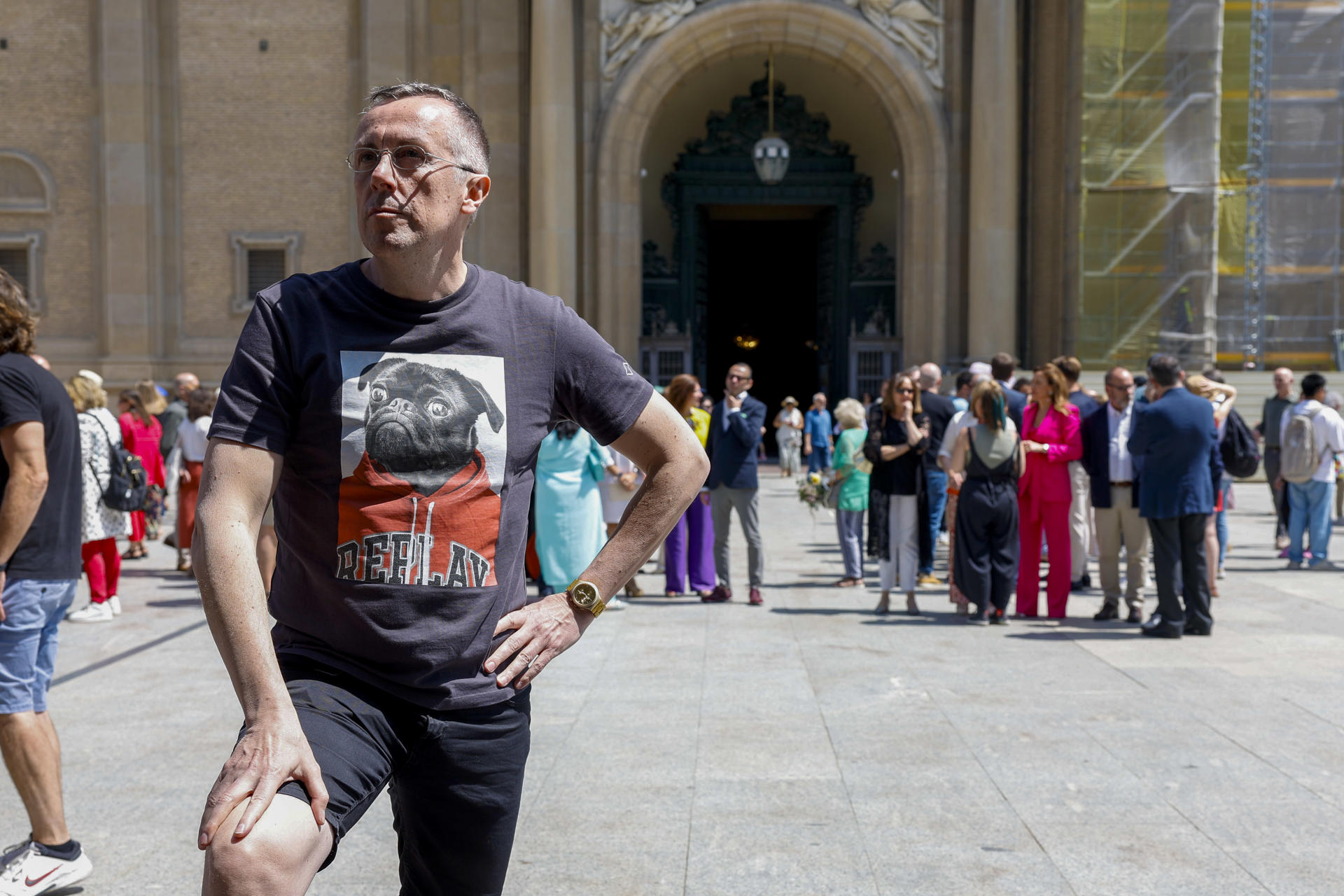 El cineasta Miguel Ángel Lamata, durante la grabación del 'remake' de ‘Salida de misa de 12 del Pilar de Zaragoza’, la primera película de cine español que se conserva, con la grabación de su ‘remake’, dentro de la programación del I Encuentro Nacional de Festivales de Cine. EFE/Javier Cebollada