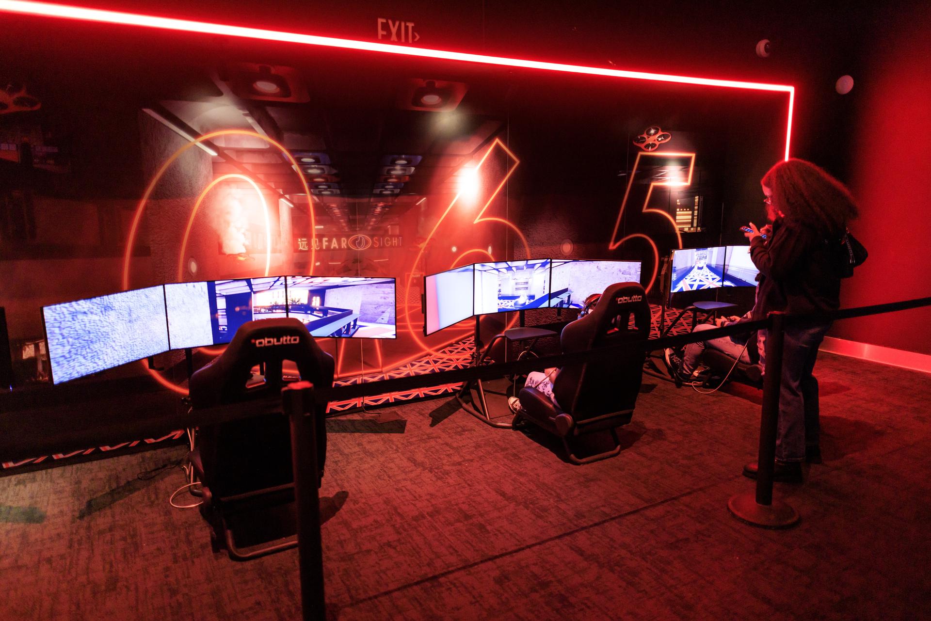 La exposición 'AI: More Than Human' del Museo Frost Science de Miami promete una mirada al futuro de la relación humana con la inteligencia artificial, la interacción con máquinas para experimentar "de primera mano" esta tecnología, el abordaje de sus dilemas éticos y su impacto ambiental. EFE/EPA/CRISTOBAL HERRERA-ULASHKEVICH