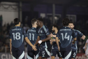 Jugadores de Seattle Sounders celebran un gol este miércoles, durante un partido de la Copa de Campeones Concacaf. EFE/ David Toro
