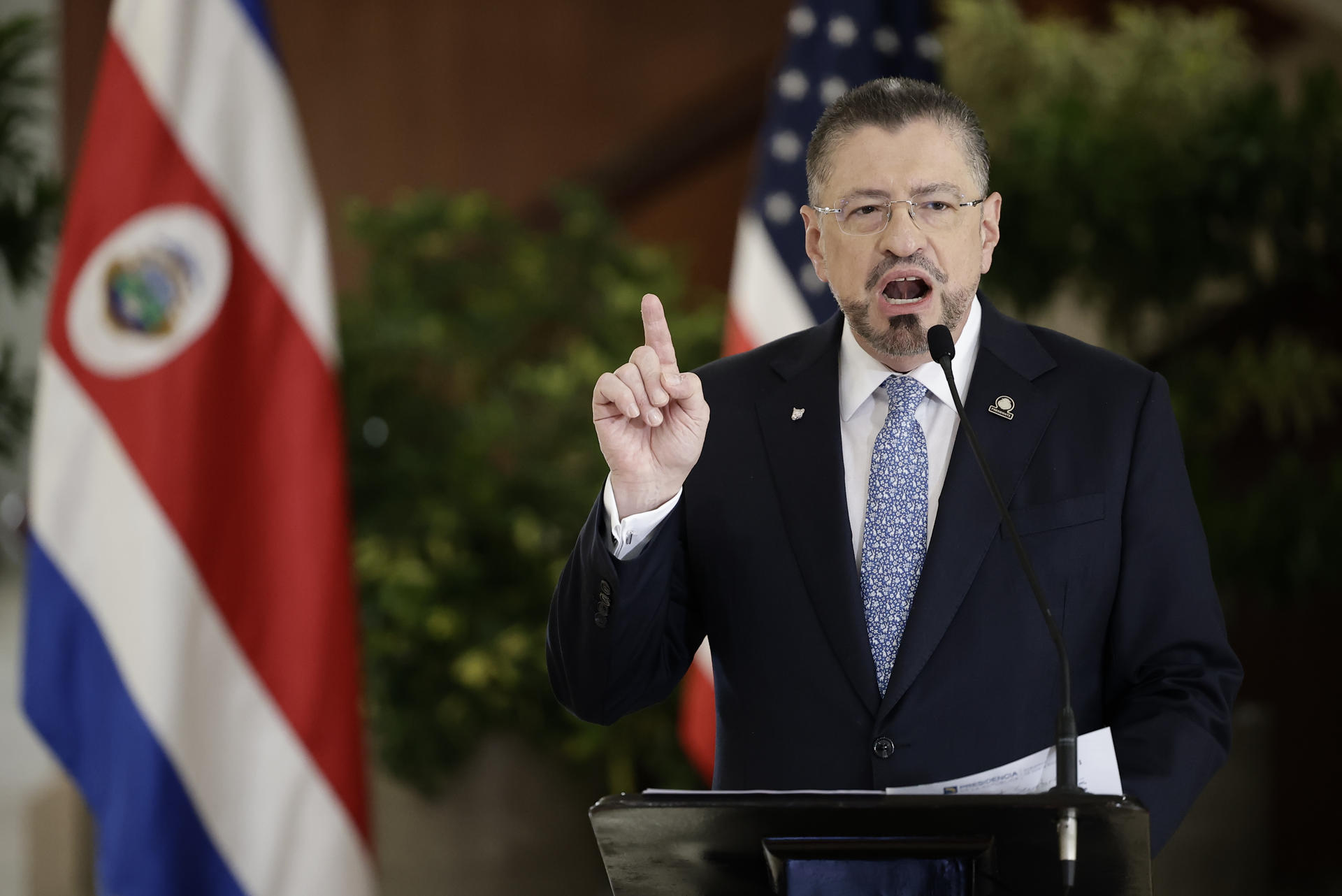 El presidente de Costa Rica, Rodrigo Chaves, al dar una declaración, este miércoles, 25 de junio, durante la visita oficial de la secretaria de Seguridad de EE.UU., Kristi Noem (fuera de cuadro), en San José (Costa Rica). EFE/Jeffrey Arguedas