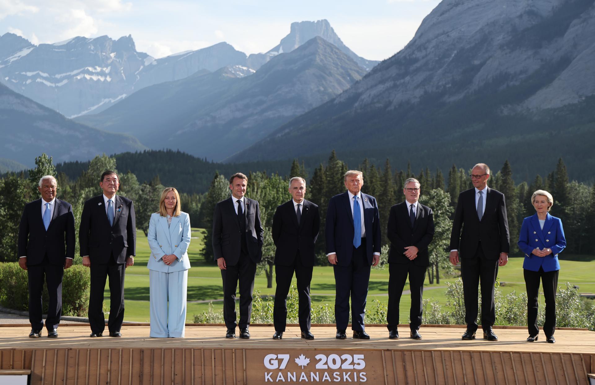 Kananaskis (Canada), 16/06/2025.- (L-R) European Council President Antonio Costa, Japanese Prime Minister Shigeru Ishiba, Italian Prime Minister Giorgia Meloni, French President Emmanuel Macron, Canadian Prime Minister Mark Carney, US President Donald Trump, British Prime Minister Keir Starmer, German Chancellor Friedrich Merz, and European Commission President Ursula von der Leyen pose for a family photo during the Group of Seven (G7) Summit at the Kananaskis Country Golf Course in Kananaskis, Alberta, Canada, 16 June 2025. World leaders are gathered from 15 to 17 June 2025 for the annual G7 Summit. EFE/EPA/LUDOVIC MARIN / POOL