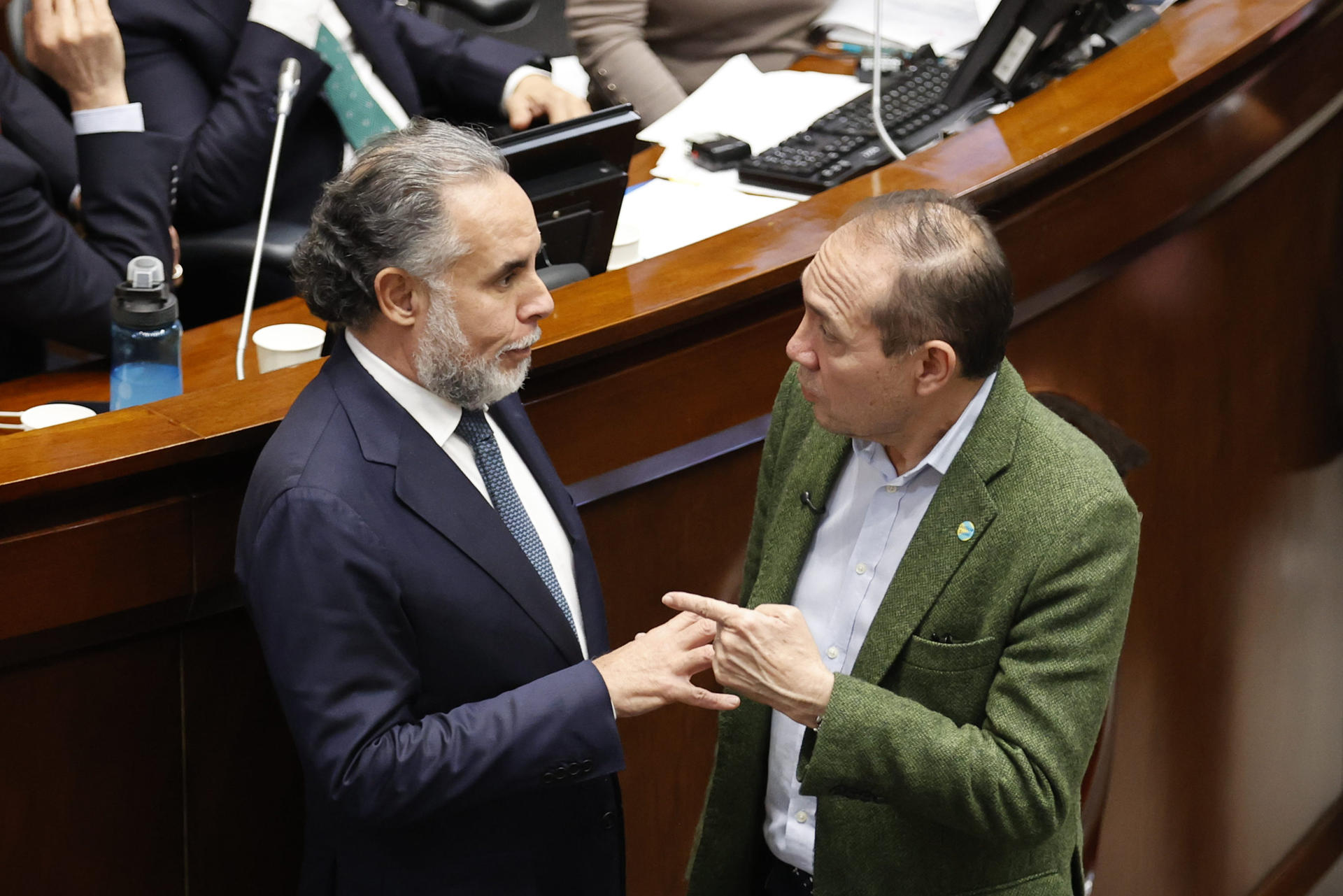El ministro del Interior de Colombia, Armando Benedetti (i), y el ministro del Trabajo, Antonio Sanguino (d), fueron captados el pasado 12 de junio, durante un debate de la reforma laboral en el hemiciclo del Senado de la República, en Bogotá (Colombia). EFE/Mauricio Dueñas