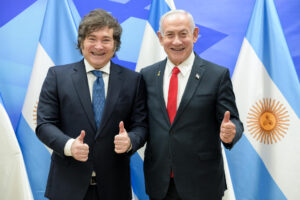 Fotografía cedida este martes, 10 de junio, por la Presidencia Argentina del primer ministro de Israel, Benjamín Netanyahu (d), al recibir al mandatario argentino, Javier Milei, en Jerusalén. EFE/Presidencia Argentina