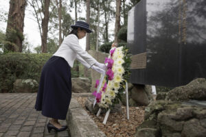 AME3461. SAO PAULO (BRASIL), 05/06/2025.- La princesa Kako, integrante de la familia imperial japonesa, visita el monumento en honor a los Pioneros de la Inmigración Japonesa, este jueves en São Paulo (Brasil). La princesa Kako de Japón, sobrina del emperador Naruhito, comenzó en São Paulo una visita de once días por varias ciudades de Brasil para conmemorar los 130 años de relaciones diplomáticas entre ambos países. EFE/ Isaac Fontana