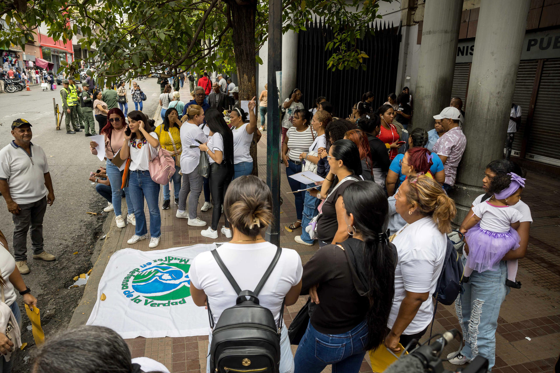 Personas del movimiento 'Madres en defensa de la verdad' se reunen este miércoles en inmediaciones de los tribunales del Palacio de Justicia en Caracas (Venezuela). EFE/ Miguel Gutierrez