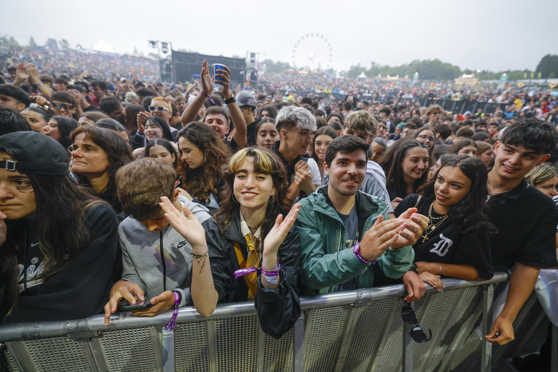 El público disfruta durante la actuación de la banda escocesa Franz Ferdinand en el festival Son do Camiño, este jueves en el Monte do Gozo, en Santiago de Compostela. EFE/Lavandeira jr