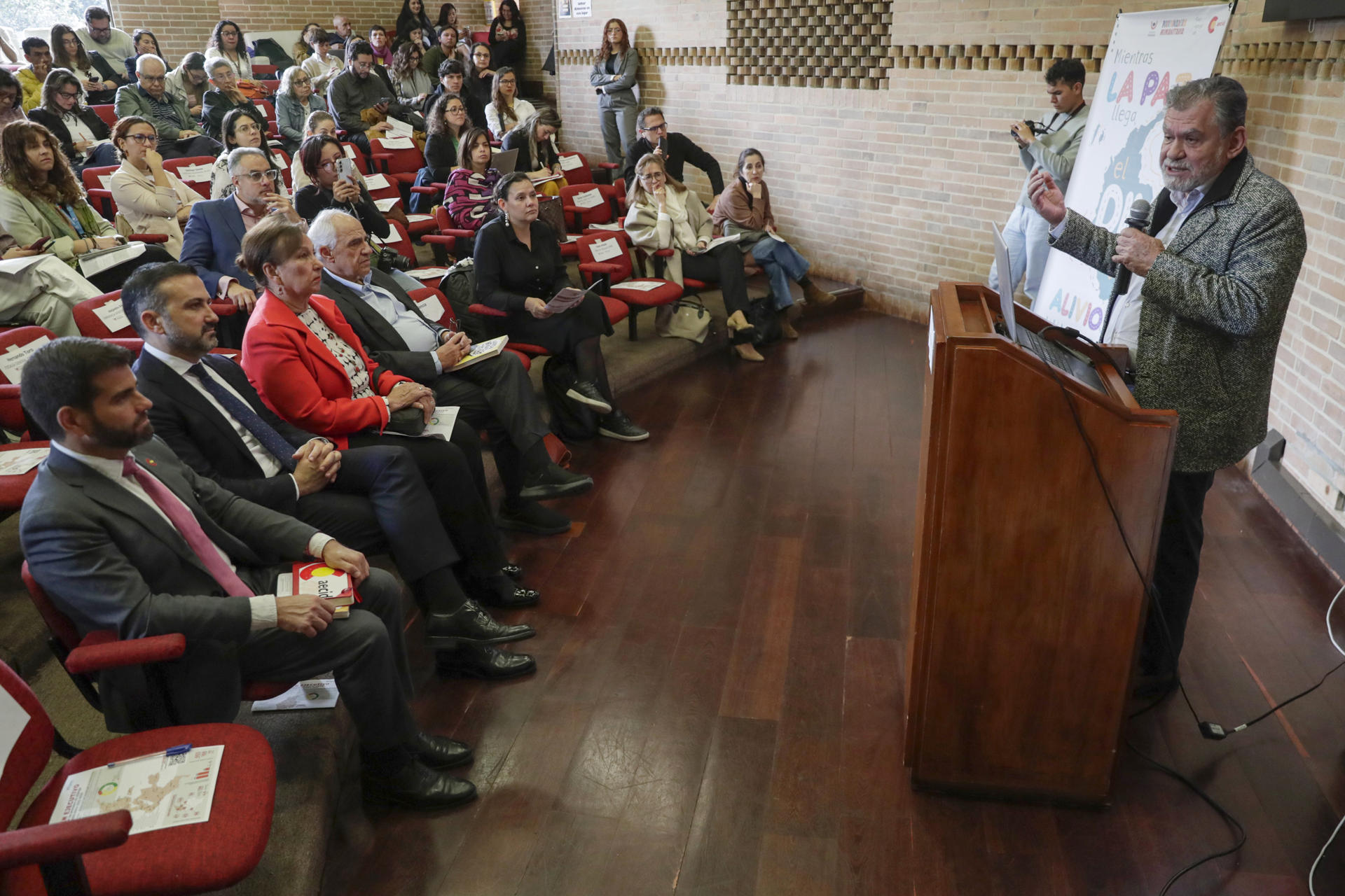 El director de la Fundación Paz y Reconciliación (Pares), León Valencia (d), habla durante la presentación del informe La Paz ¿Cómo Vamos?, este miércoles en Bogotá (Colombia). EFE/Carlos Ortega