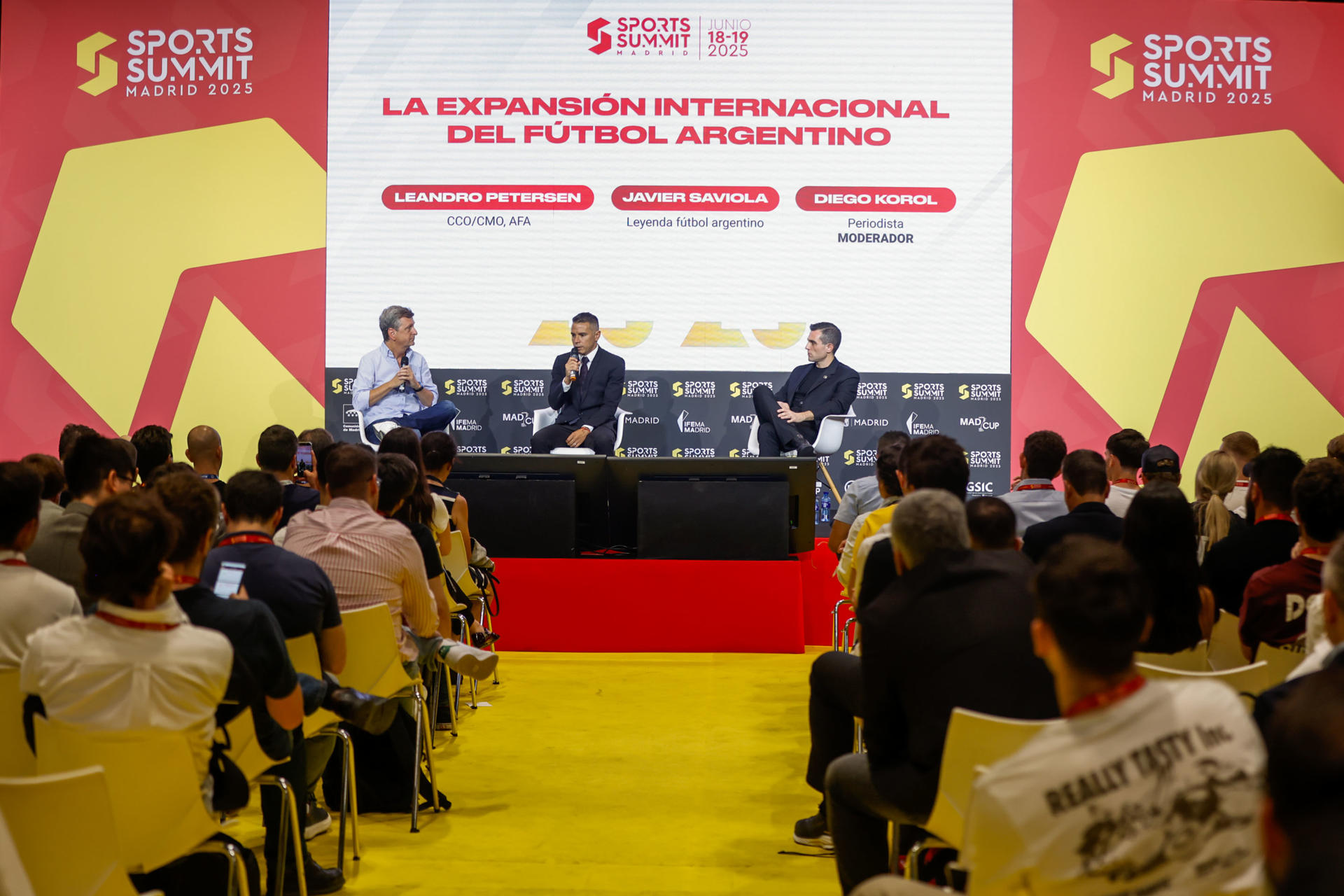 - Leandro Petersen (d), CCO de AFA, y el ex futbolista Javier Saviola (c) interviene en la mesa "La expansión internacional del fútbol Argentino" durante la jornada inaugural del "Sports Summit Madrid 2025" que se celebra en las instalaciones de IFEMA, en Madrid. EFE/David Fernández