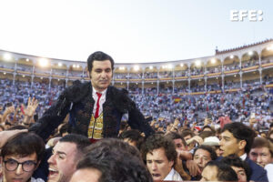 El diestro Morante de la Puebla sale a hombros tras la Corrida de la Beneficencia, broche de oro a la temporada de San Isidro, que se celebró este domingo en la Monumental de Las Ventas, en Madrid. EFE/Juanjo Martín