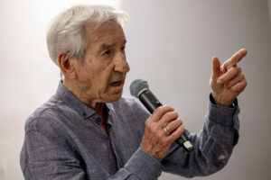 El actor José Sacristán presenta el espectáculo "'Caminando con Antonio Machado. De 'Los días azules' a 'El sol de la infancia'", este martes en Madrid. EFE/ Daniel González