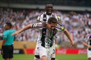 Kenan Yildiz de la Juventus celebra junto a un compañero tras anotarle al marroqui Wydad AC en un partido del Mundial de Clubes. EFE/WILL OLIVER