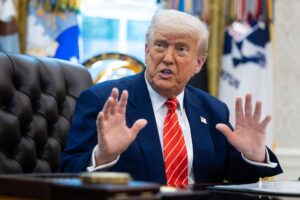Washington (United States), 30/05/2025.- US President Donald Trump holds during a press conference in the Oval Office at the White House in Washington, DC, USA, 30 May 2025. EFE/EPA/FRANCIS CHUNG / POOL