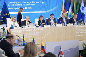 Fotografía cedida por la Cancillería de Colombia que muestra a la ministra de relaciones exteriores de Colombia, Laura Sarabia (c), participando en la cumbre CELAC-UE, este domingo en Sevilla (España). EFE/ Cancillería De Colombia