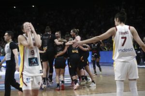 Las jugadoras de Bélgica celebran su victoria en la final del EuroBasket 2025 ante España en El Pireo. EFE/YANNIS KOLESIDIS
