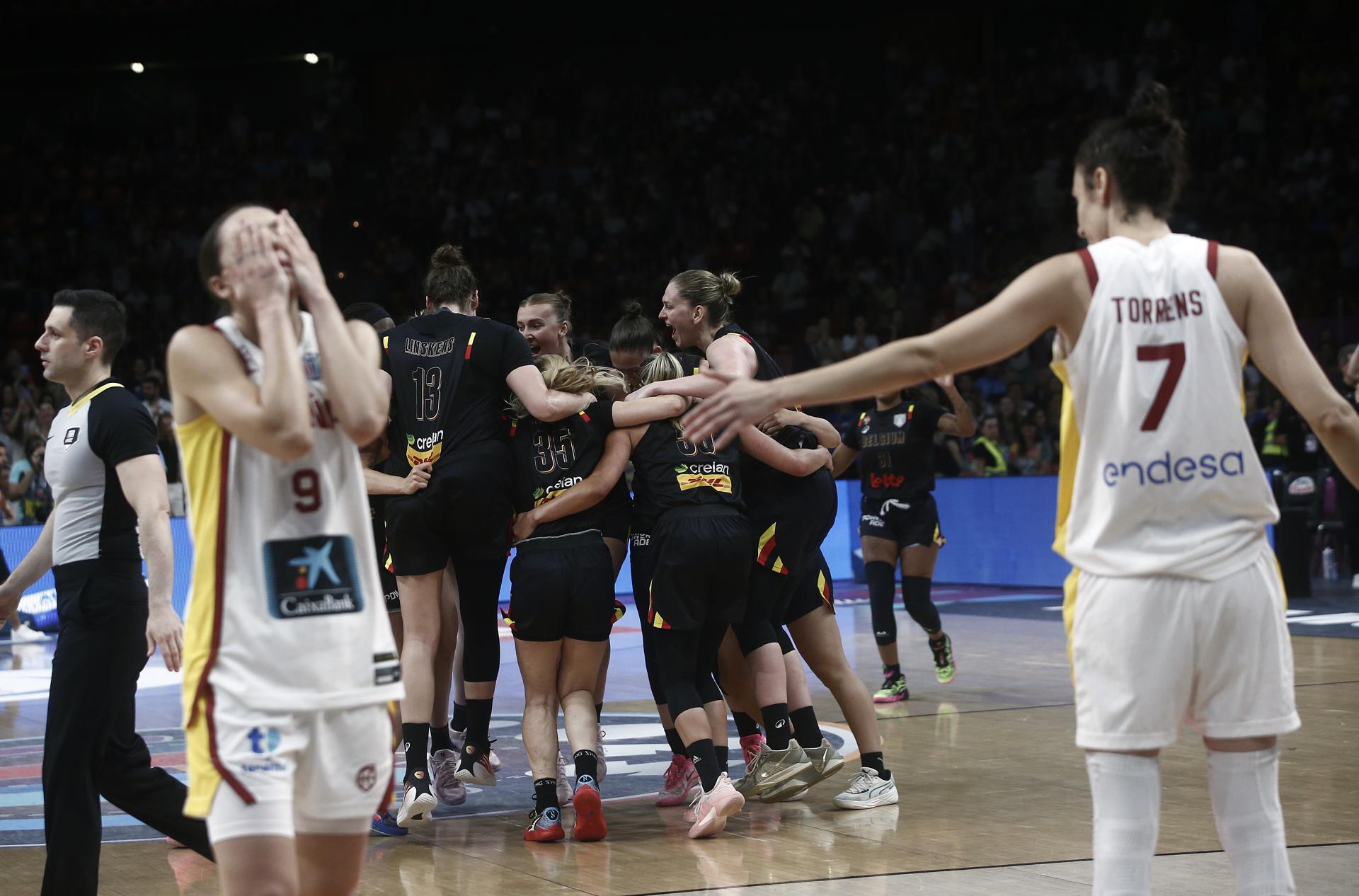 Las jugadoras de Bélgica celebran su victoria en la final del EuroBasket 2025 ante España en El Pireo. EFE/YANNIS KOLESIDIS