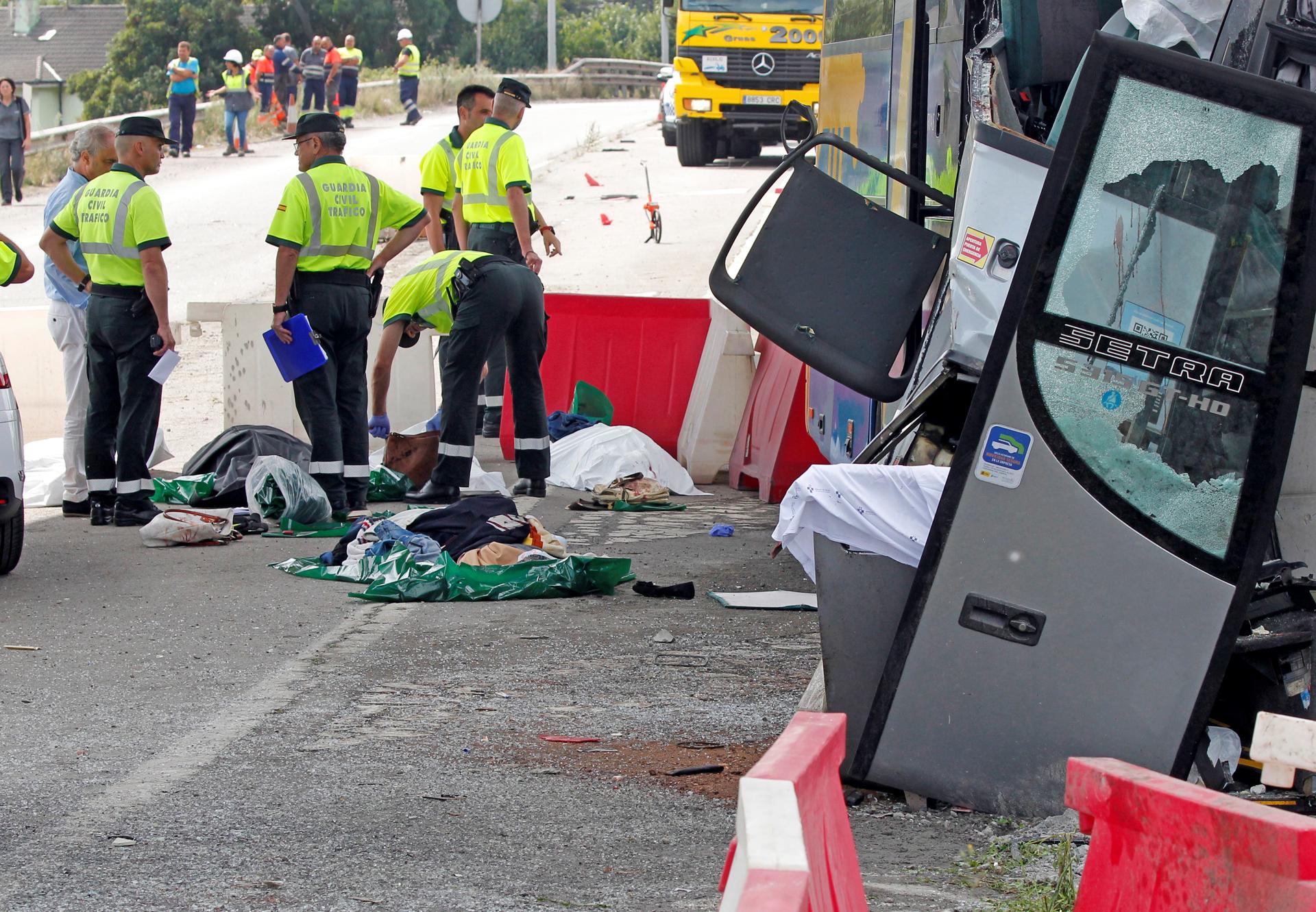 Imagen de archivo (3/09/2018).- Estado en el que ha quedado el autobús de línea de la compañía Alsa tras colisionar contra un pilar de cemento de un viaducto en obras en la carretera de circunvalación de Avilés. EFE/Alberto Morante