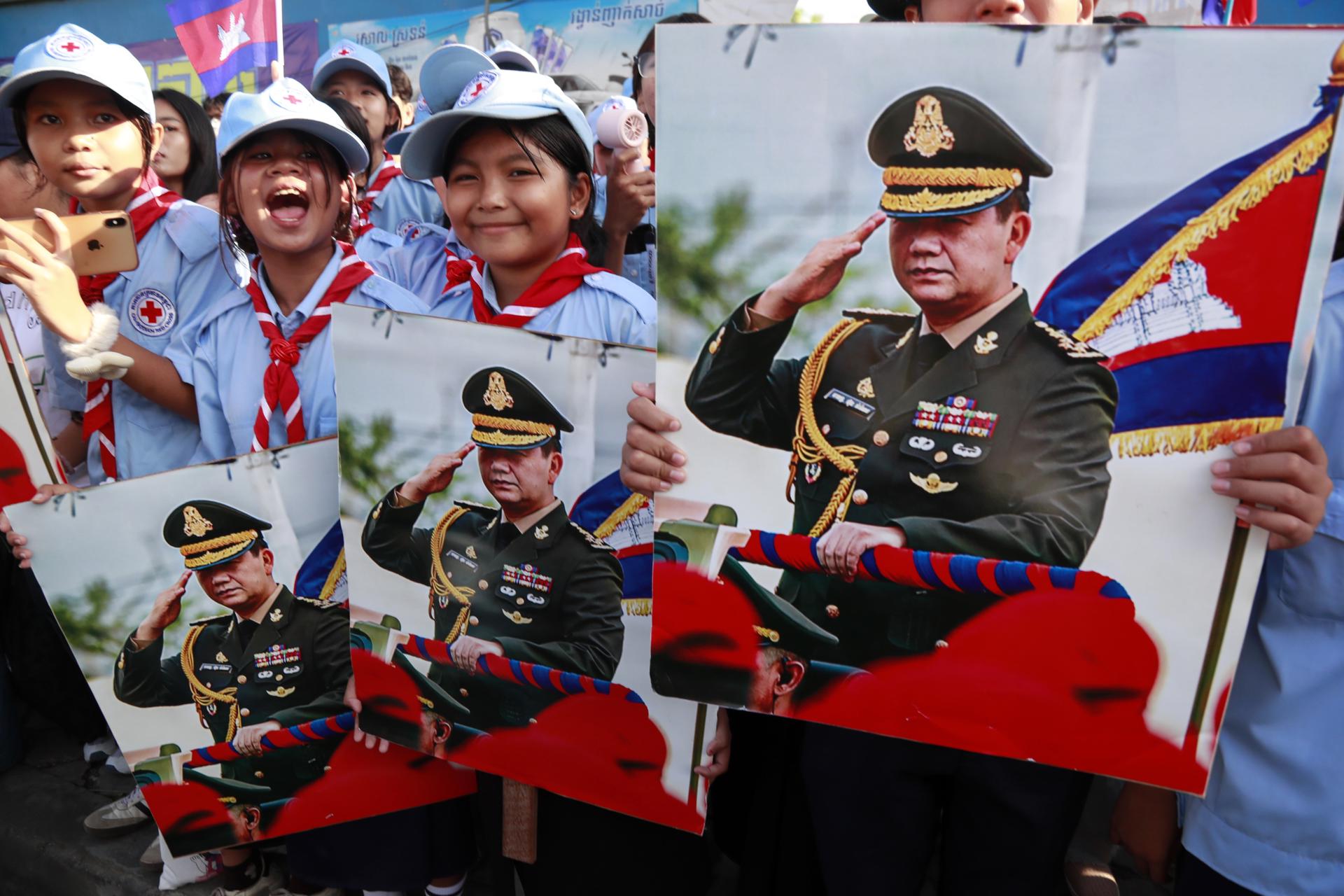 Decenas de miles de personas salieron este miércoles a las calles de Nom Pen para apoyar a Camboya en el conflicto fronterizo que mantiene con Tailandia.
EFE/EPA/KITH SEREY