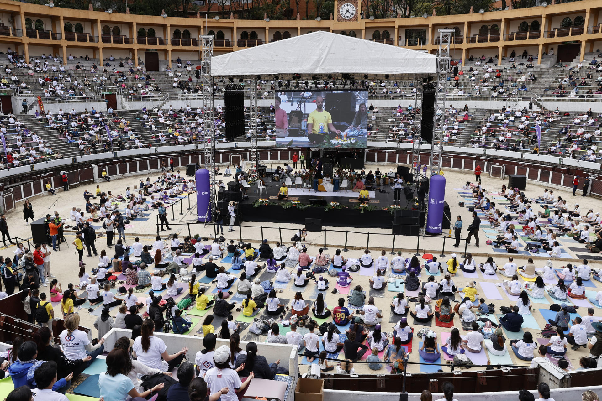 Vista general de una masiva sesión de yoga liderada por el gurú indio Gurudev Sri Sri Ravi Shankar, este sábado, 21 de junio, en la Plaza La Santamaría, en Bogotá (Colombia). EFE/Mauricio Dueñas
