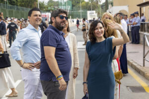 El presidente de la Comunidad de Murcia, Fernando López Miras (c), la presidenta de la Comunidad de Madrid, Isabel Díaz Ayuso (d), y el alcalde de San Javier (Murcia), José Miguel Luengo (i), asisten al festival aéreo ‘Aire 2025’, que conmemora el 40 aniversario de la Patrulla Águila y que reúne a las mejores patrullas acrobáticas de Europa, este domingo en San Jaiver (Murcia). EFE/ Marcial Guillén