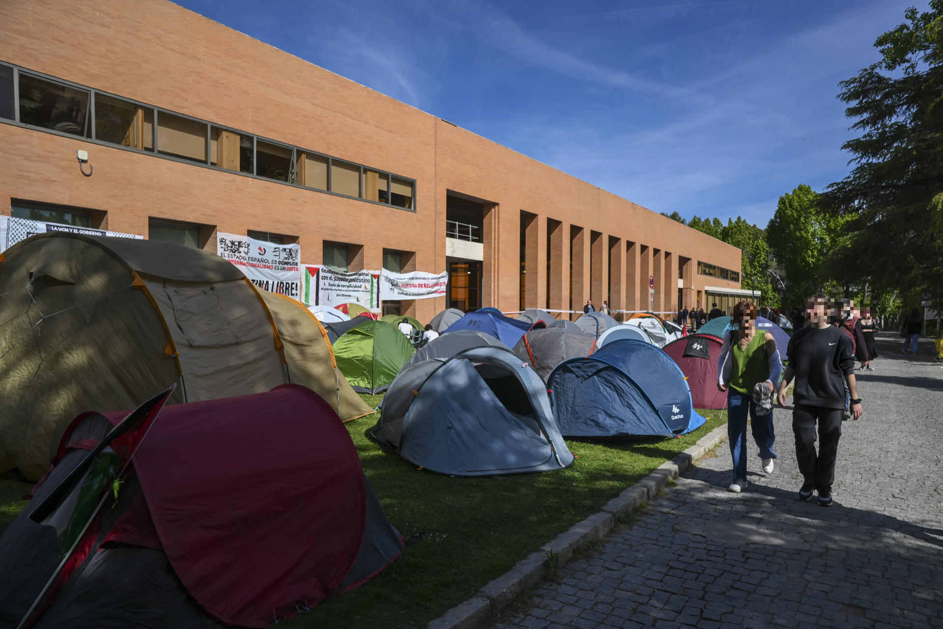 Estudiantes acampan en el campus de Ciudad Universitaria en Madrid, en mayo de 2024. EFE/ Fernando Villar