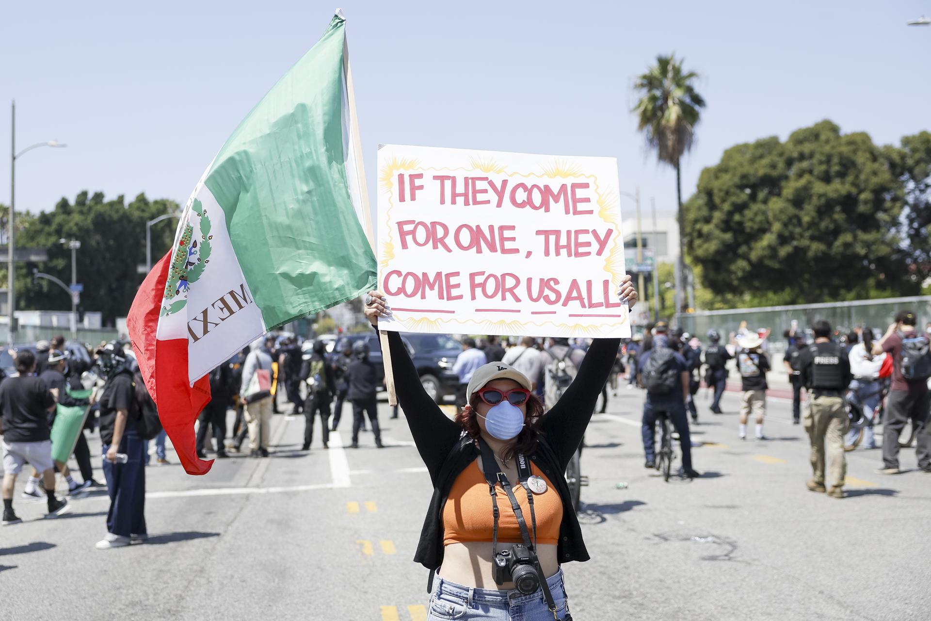 Activistas protestan contra la redadas migratorias en Los Ángeles (EE.UU.). EFE/EPA/CAROLINE BREHMAN