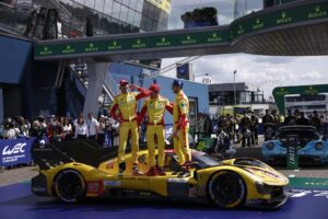 AF Corse (Empezando núm. 83) conductores Robert Kubica (L) de Polonia, Yifei Ye (C) de China y Phil Hanson (R) de Gran Bretaña celebra ganar la 93.ª edición de las 24 Horas de Le Mans carrera en Le Mans con un Ferrari 499P, Francia, 15 junio 2025.  (Francia, Gran Bretaña, Polonia, Reino Unido) EFE/EPA/YOAN VALAT