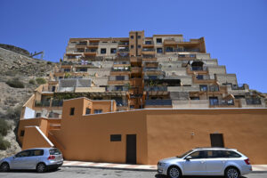 Imagen de archivo del edificio Vistaverde, en Aguadulce (Roquetas de Mar, Almería), cuyos vecinos iniciaron un canal de diálogo directo con la Sociedad de Gestión de Activos procedentes de la Reestructuración Bancaria (Sareb). EFE/Carlos Barba