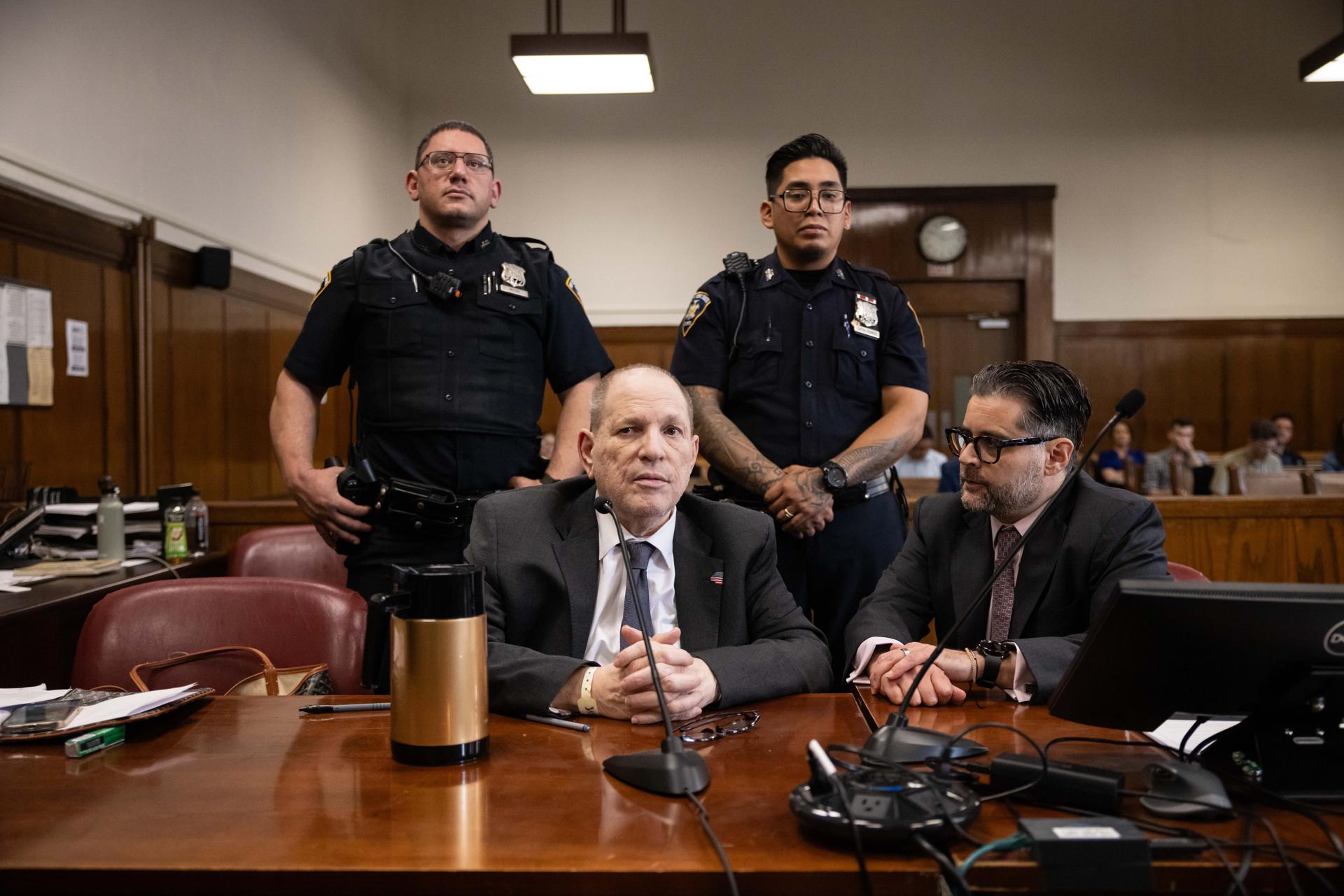 El exproductor de cine estadounidense Harvey Weinstein (C) aparece en la corte junto al consultor de prisiones Craig Rothfeld (D) mientras el jurado delibera por segundo día en el nuevo juicio en curso de Weinstein en el Tribunal Penal de Manhattan en Nueva York, Nueva York, EE. UU., 06 de junio de 2025. EFE/EPA/Yuki Iwamura / POOL