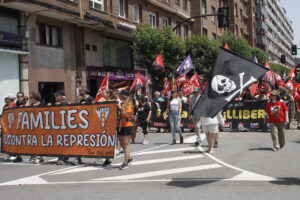 Una multitudinaria manifestación ha recorrido este domingo las calles de Gijón en apoyo a las seis personas conocidas como 'las seis de La Suiza', que fueron condenadas a tres años y medio de prisión por coacciones al propietario de una pastelería de la ciudad, para reclamar que no se les aplique la pena privativa de libertad. EFE/Juan González.