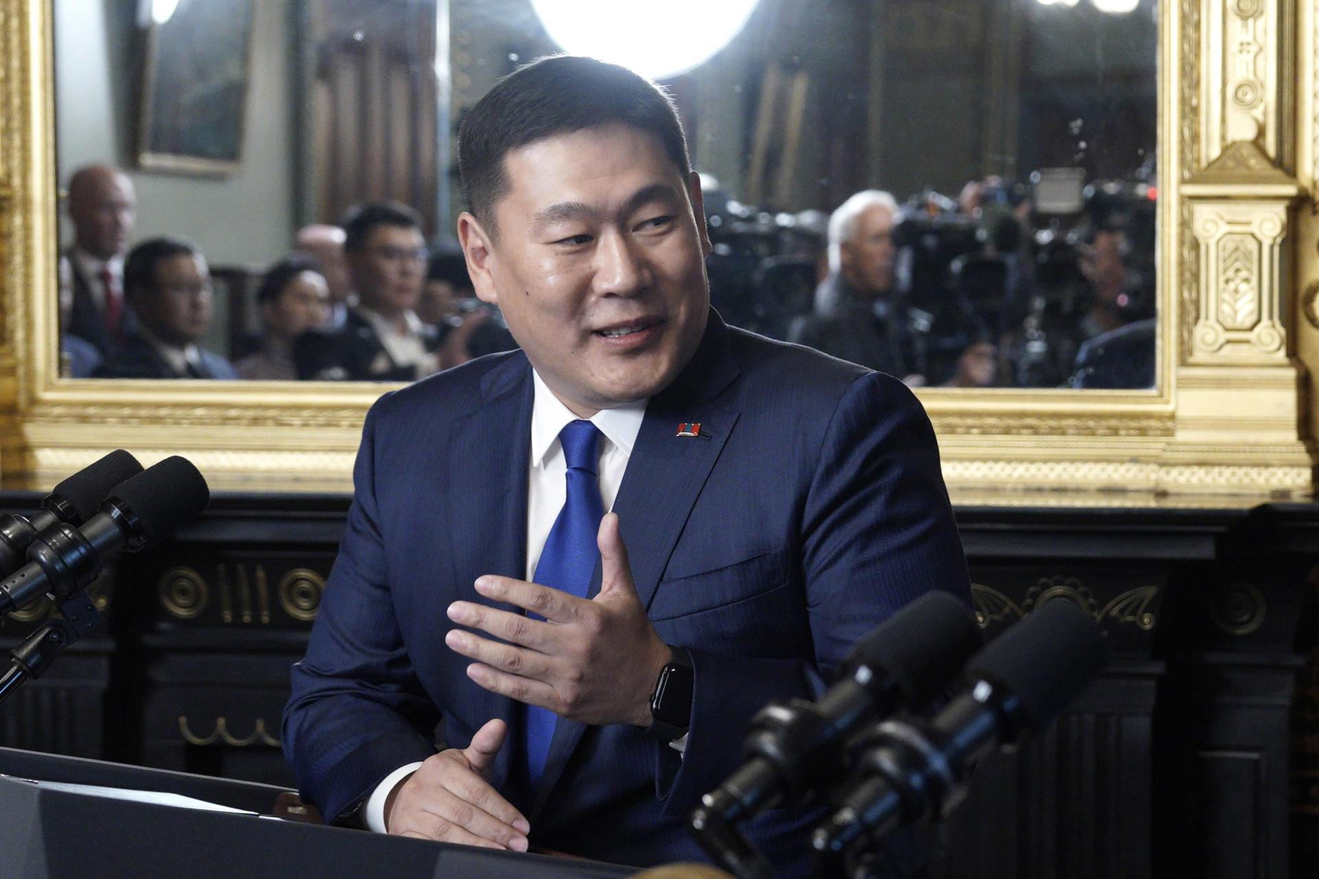 Fotografía de archivo del 2 de agosto de 2023 del exprimer ministro de Mongolia Oyun-Erdene Luvsannamsrai, hablando en un rueda de prensa en la Casa Blanca en Washington (Estados Unidos). EFE/EPA/Yuri Gripas/ABACA / POOL/ Archivo