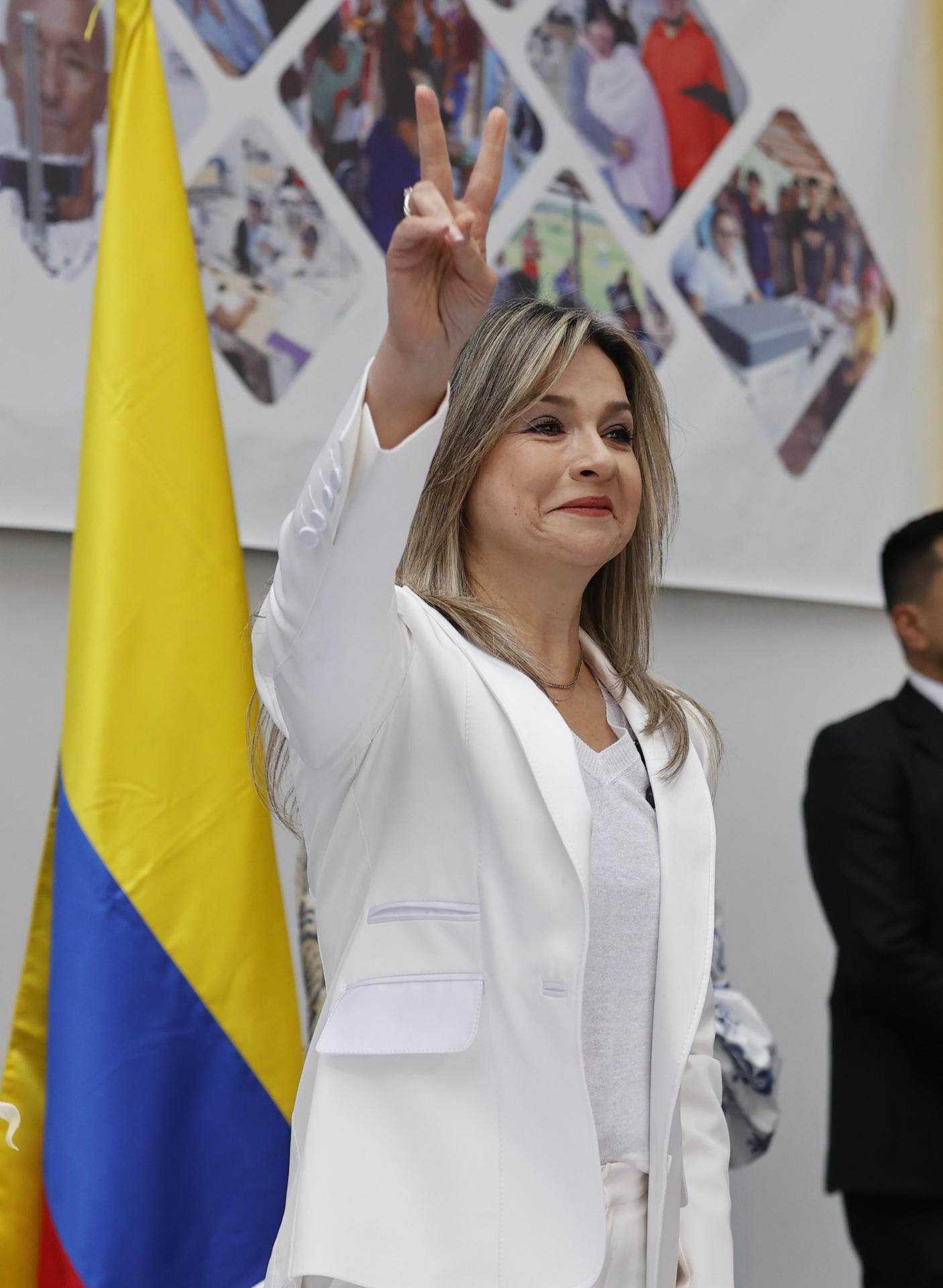 La periodista colombiana Vicky Dávila posa tras inscribir su candidatura a la presidencia de Colombia por el Movimiento Valientes, este martes en Bogotá (Colombia). EFE/ Mauricio Dueñas Castañeda