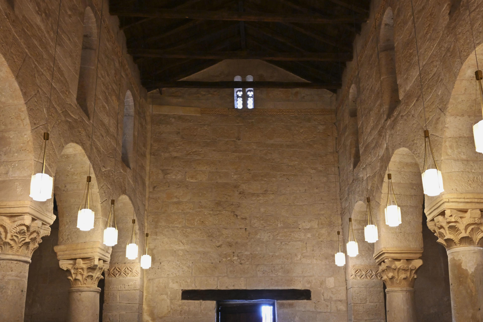 Vista este lunes, de la nueva iluminación ornamental interior de la basílica de San Juan de Baños (Palencia). Un juego de luces y penumbras enfatiza la majestuosidad arquitectónica y la espiritualidad de la basílica visigoda de San Juan de Baños, construida en el año 661 bajo el reinado del monarca visigodo Recesvinto y considerada la iglesia en pie más antigua de España. EFE/ Almudena Álvarez