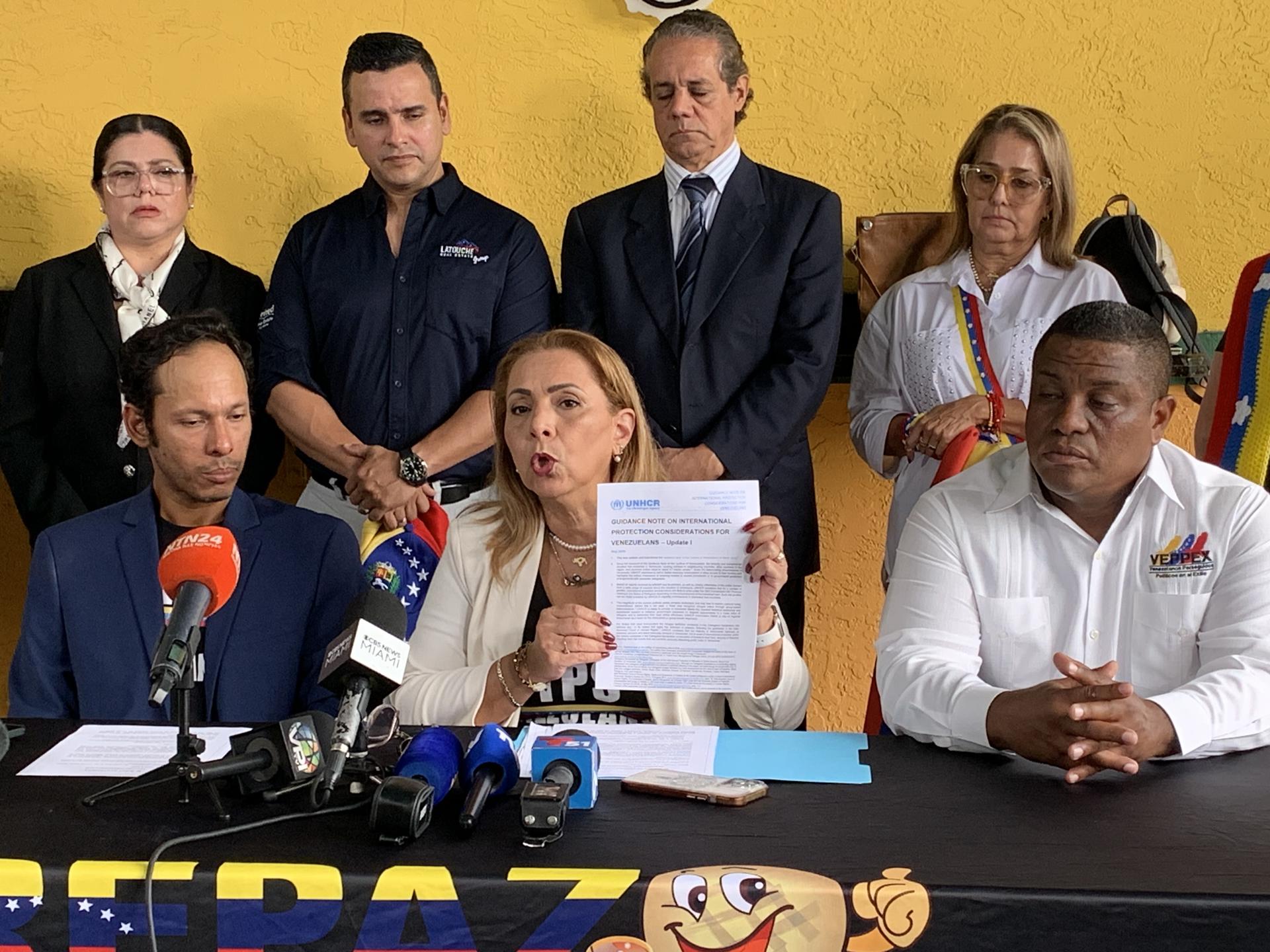 La presidenta de la Asociación Multicultural de Activistas Voz y Expresión (AMAVEX), Helene Villalonga (c), habla junto al jefe ejecutivo de la asociación, Juan J Correa-Villalonga (i), y el presidente de Venezolanos Perseguidos Políticos en el Exilio (VEPPEX), José A. Colina, hablan en una rueda de prensa este miércoles, en Miami (Estados Unidos). EFE/Hugo Barcia