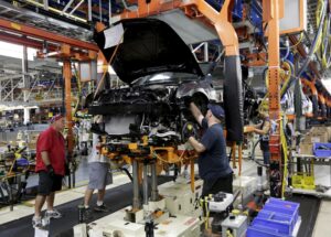 Fotografía de archivo del ensamblaje de un vehículo de General Motors. EFE/Jeff Kowalsky