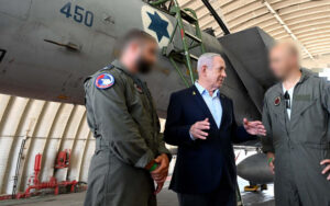 El primer ministro israelí, Benjamín Netanyahu (c), durante su visita a la base aérea de Tel Nof, en el centro del país, este lunes. EFE/Oficina del primer ministro de Israel