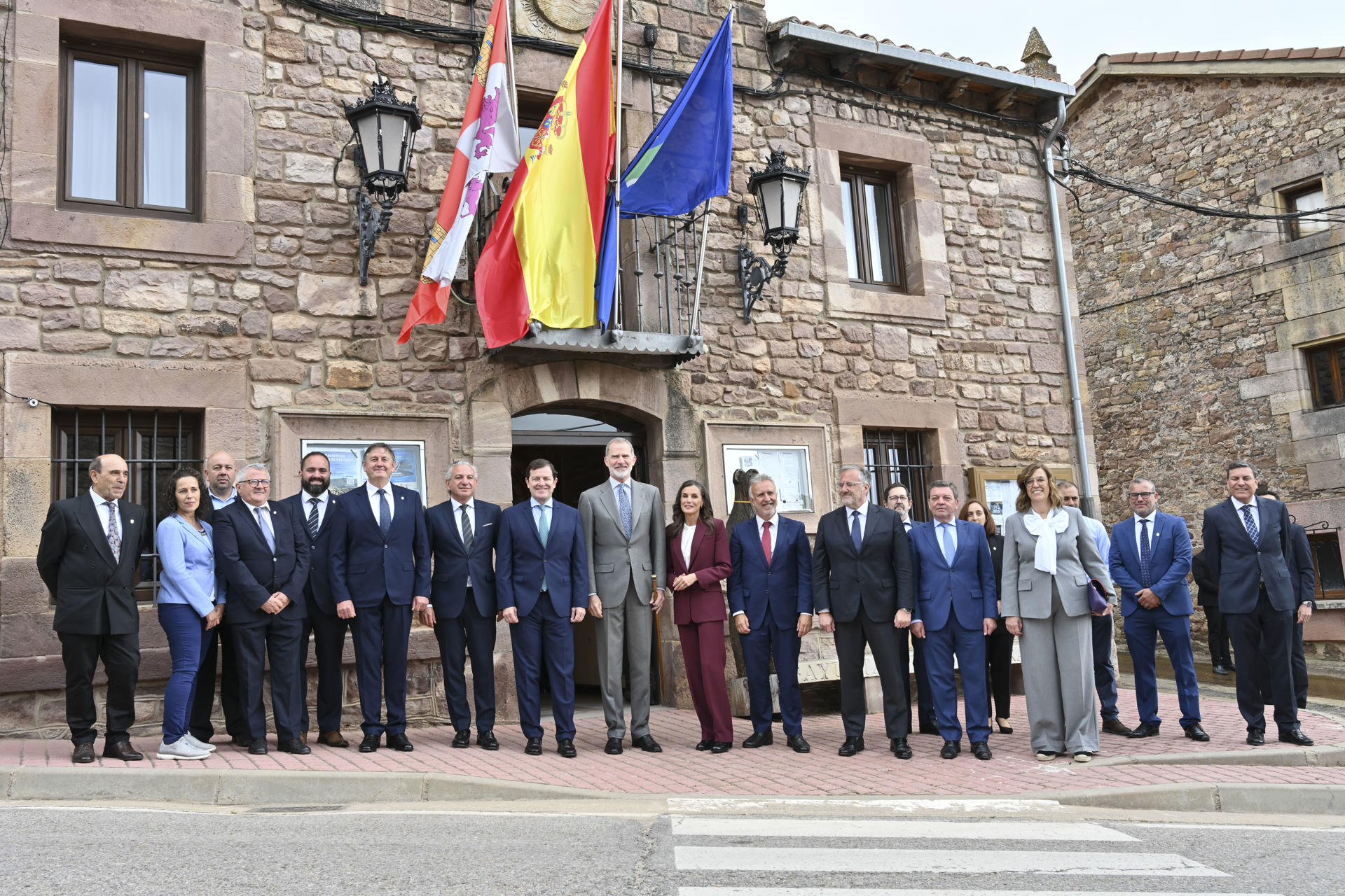 Los reyes Felipe y Letizia, junto al ministro de Política Territorial y Memoria Democrática, Ángel Víctor Torres, y el presidente de la Junta de Castilla y León, Alfonso Fernández Mañueco, entre otros, visitan este martes la localidad palentina de Brañosera, con motivo de la conmemoración del 1.200 aniversario de su fuero.- EFE/ Almudena Álvarez