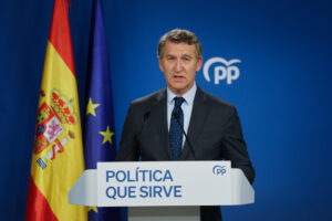 El presidente del Partido Popular Alberto Núñez Feijóo, este jueves durante la rueda de prensa en la sede de su patido en Madrid. Feijóo dice que la explicaciones de Sánchez son "insuficientes" y "decepcionantes".-EFE/ Sergio Pérez