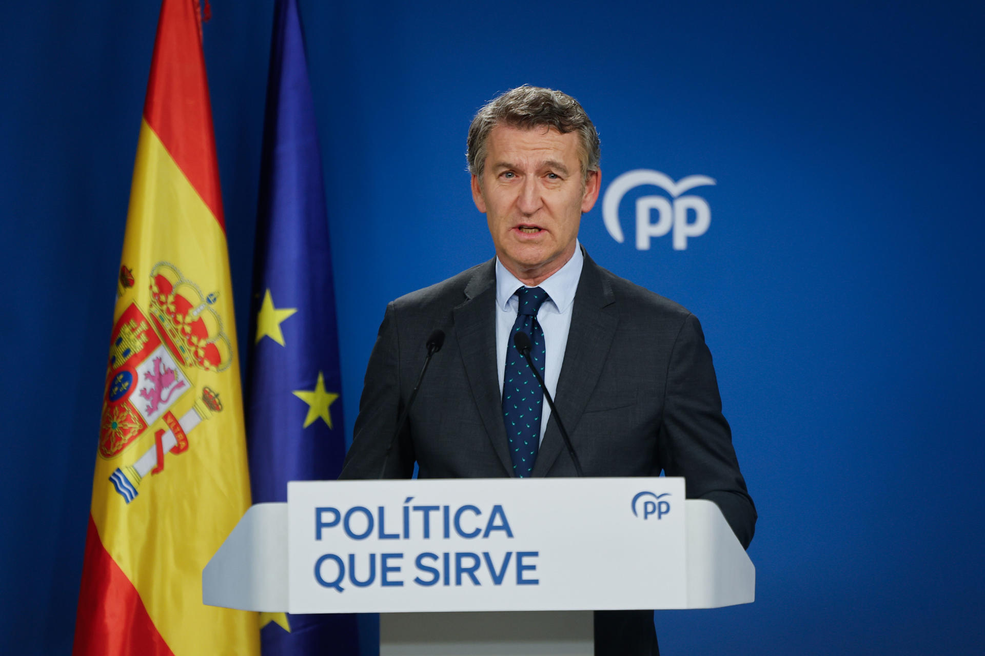 El presidente del Partido Popular Alberto Núñez Feijóo, este jueves durante la rueda de prensa en la sede de su patido en Madrid. Feijóo dice que la explicaciones de Sánchez son "insuficientes" y "decepcionantes".-EFE/ Sergio Pérez