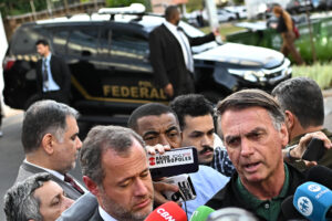 El expresidente de Brasil Jair Bolsonaro habla con periodistas tras declarar sobre las acciones de su hijo Eduardo en Estados Unidos, este 5 de junio de 2025 en Brasilia (Brasil). EFE/ Andre Borges