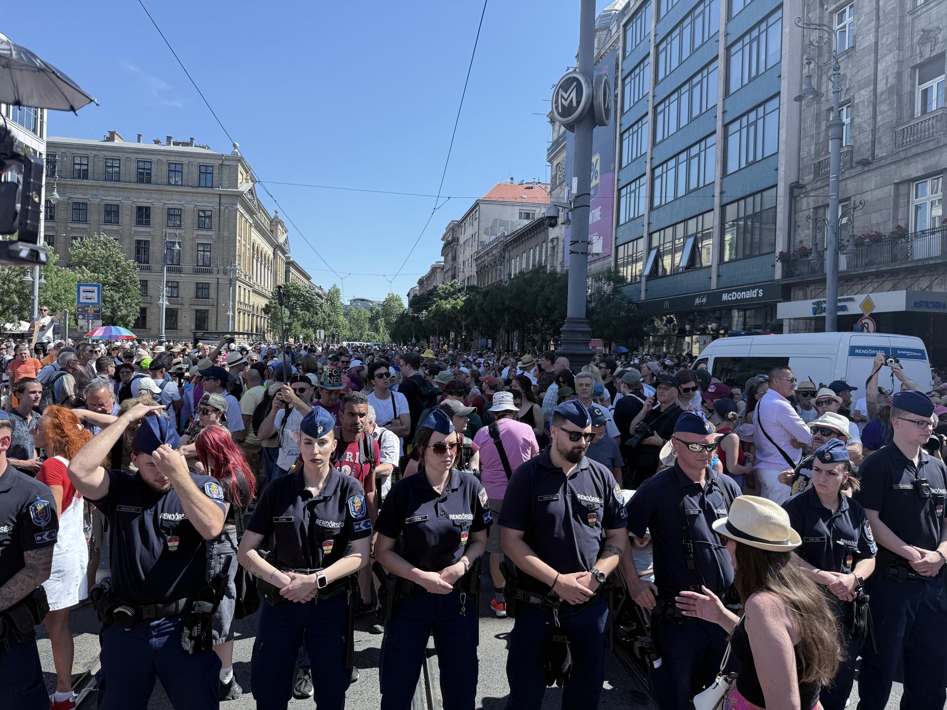 La marcha del Orgullo LGTBIQ+ que se celebraba este sábado en Budapest (Hungría) ha sido bloqueada por la Policía unos pocos cientos de metros después de iniciarse a las 15.00 horas con un cordón de una quincena de agentes en mitad de la calle Karoly Körút. La manifestación se estaba llevando a cabo a pesar de ser prohibida por Gobierno del primer ministro Viktor Orbán. EFE/Luis Lidón