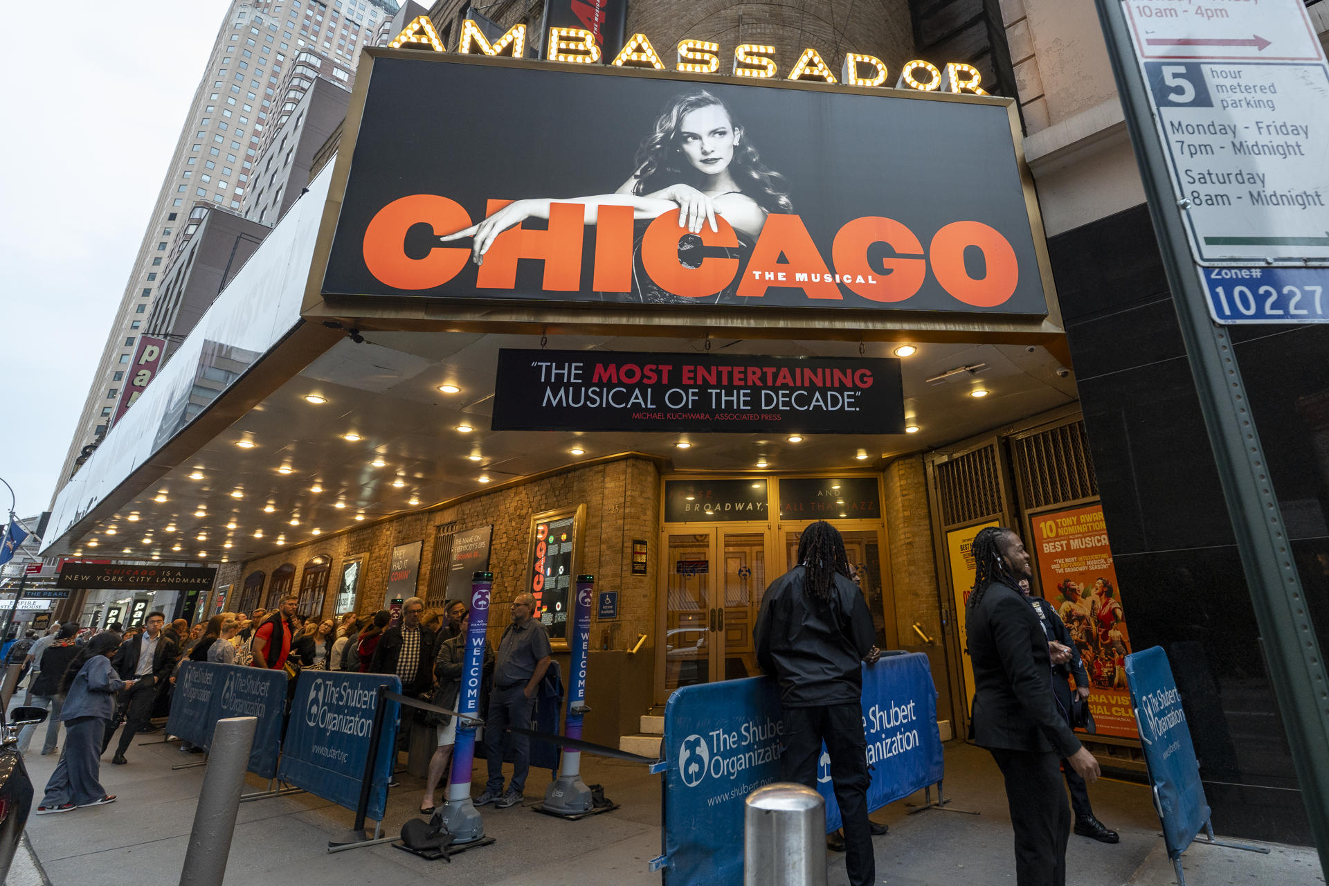 Fotografía del 30 de mayo de 2025 de personas esperando para entrar a la función del musical 'Chicago' en el teatro Ambassador, en Nueva York (EE.UU.). EFE/ Ángel Colmenares