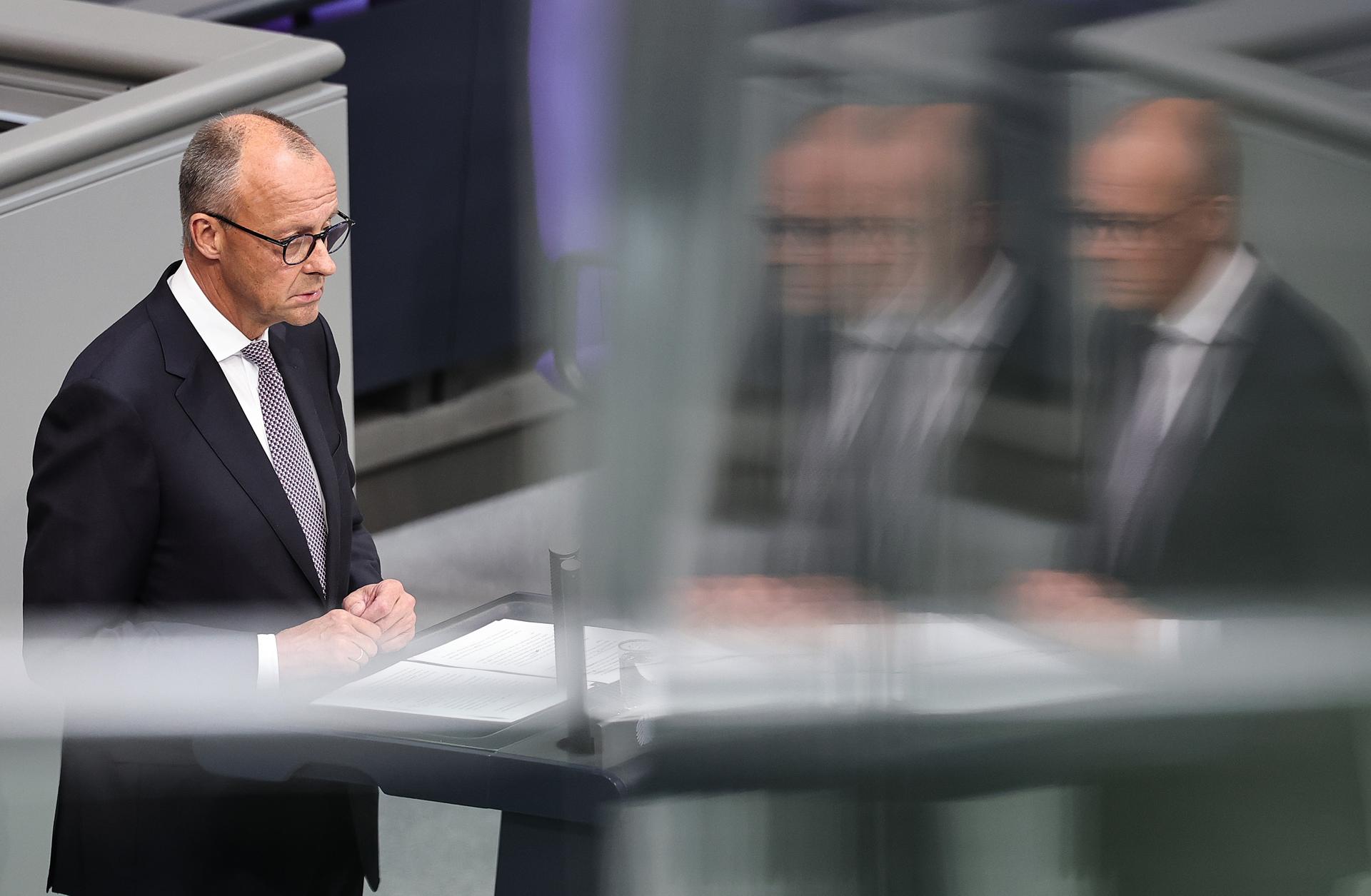 El canciller alemán, Friedrich Merz, comparece ante el Parlamento en Berlín antes de participar en las cumbres organizadas por la OTAN y la Unión Europea. EFE/EPA/Filip Singer