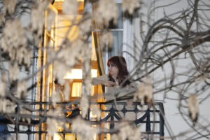 La expresidenta argentina Cristina Fernández saluda desde el balcón de su casa este martes, en Buenos Aires (Argentina). EFE/ Enrique Medina