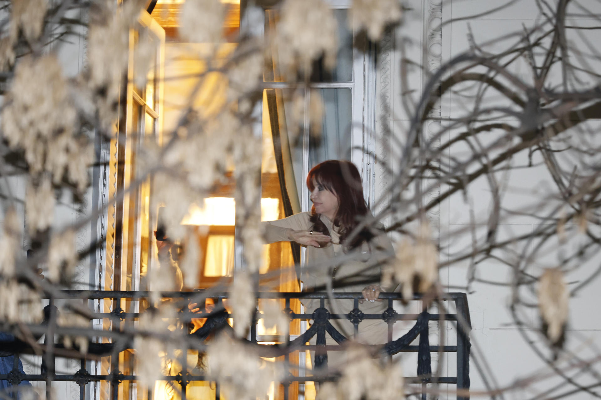 La expresidenta argentina Cristina Fernández saluda desde el balcón de su casa este martes, en Buenos Aires (Argentina). EFE/ Enrique Medina